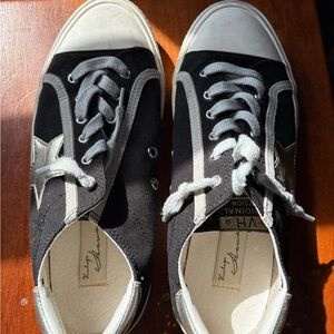 Vintage Havana Black and White Low-Top Sneakers